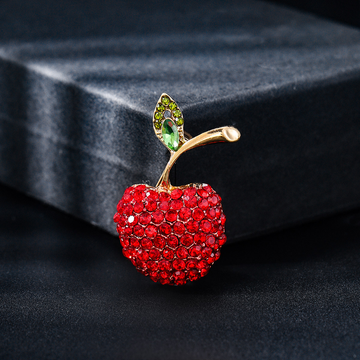 新款创意可爱小苹果胸针合金满钻精致水果服饰别针领口防走光配饰