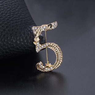 时尚 外胎防走光扣固定衣服 个性 百搭阿拉伯数字字母胸针胸花西装