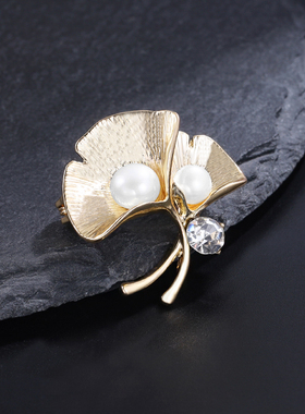金黄色银杏叶珍珠胸针女高档精致小众大衣外套别针防走光配饰胸花