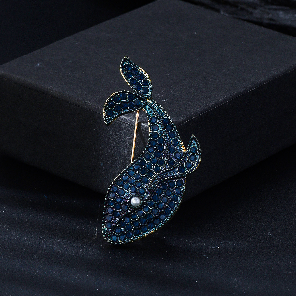 新款精致可爱蓝鲸鱼胸针合金水钻海洋生物服装配饰领口防走光扣女,饰品/流行首饰/时尚饰品新,胸针,淘宝优惠券,粉丝福利购,淘宝优惠卷
