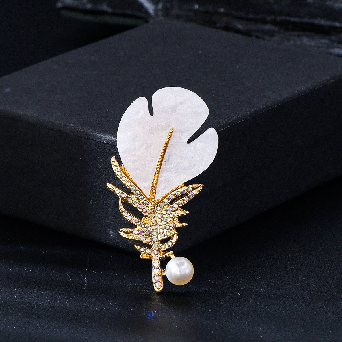 高级感精致羽毛胸针优雅奢华女士西装外套胸花服装防走光配饰别针