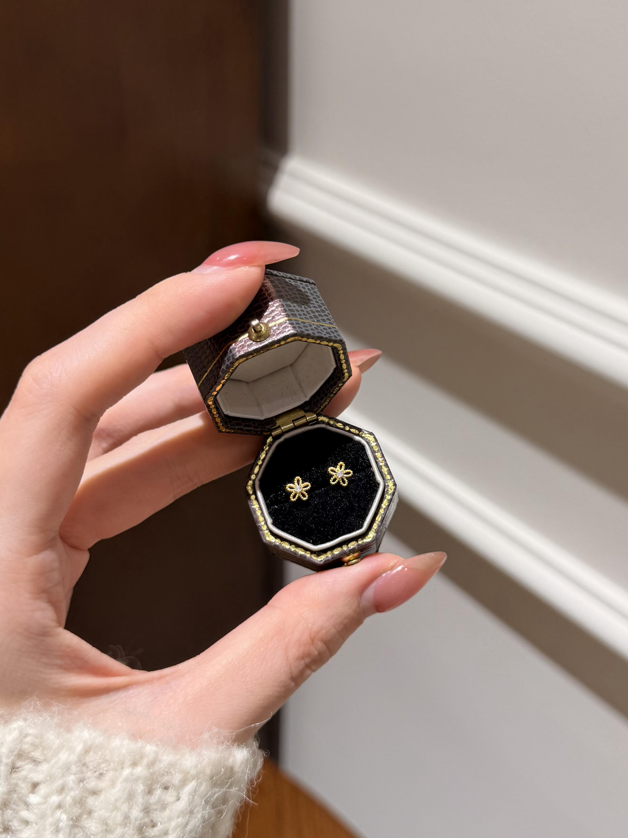 S925纯银mini蕾丝小花花 精致轻奢小花朵螺丝耳堵