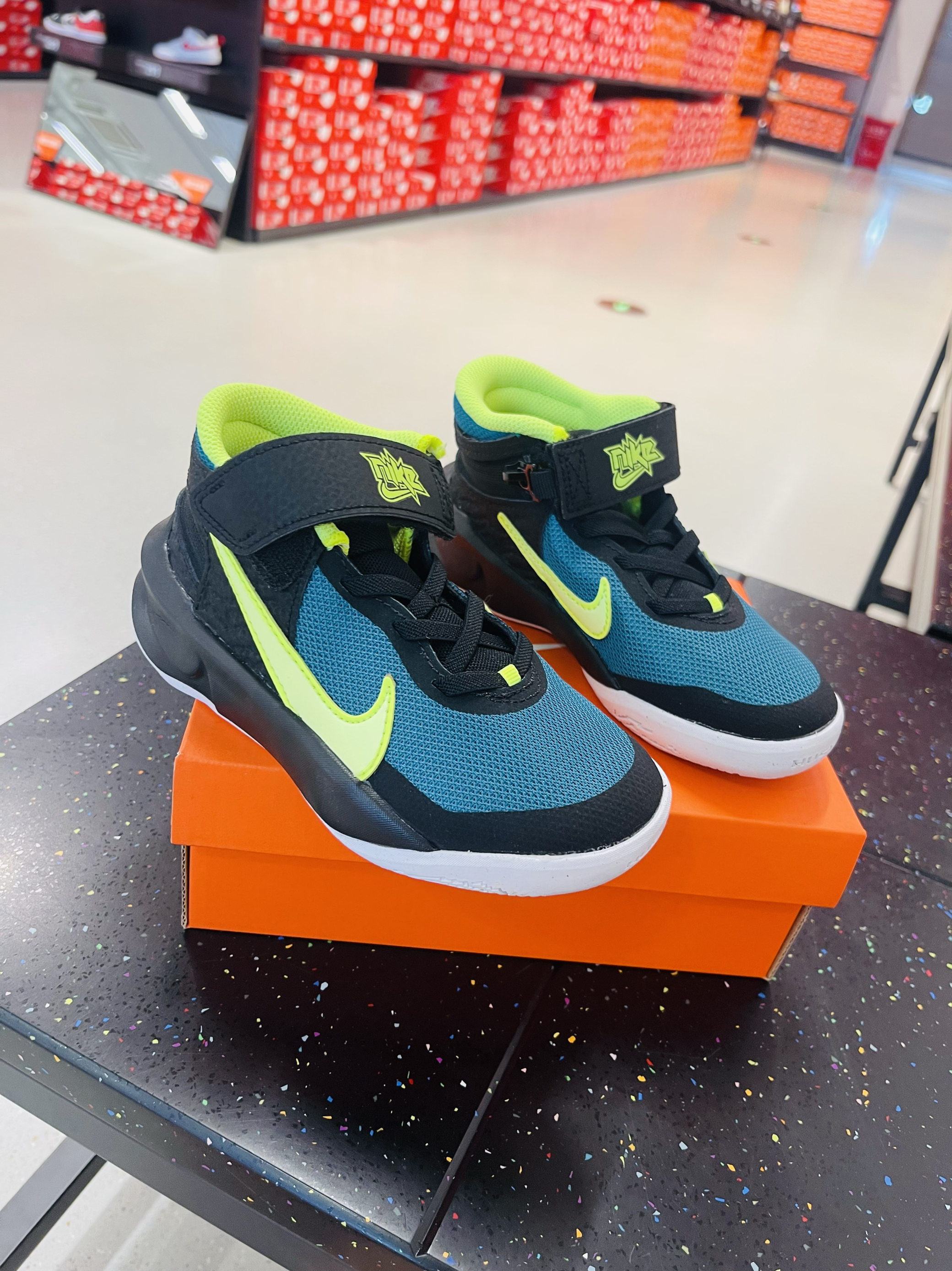 晶晶正品代购耐克儿童休闲蓝球鞋7302
