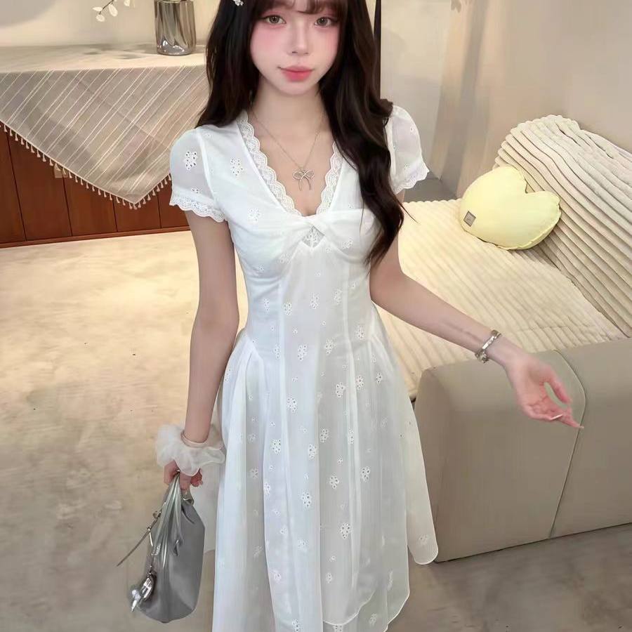 法式白色V领连衣裙女夏2026新款高级感气质裙子海边度假蕾丝长裙