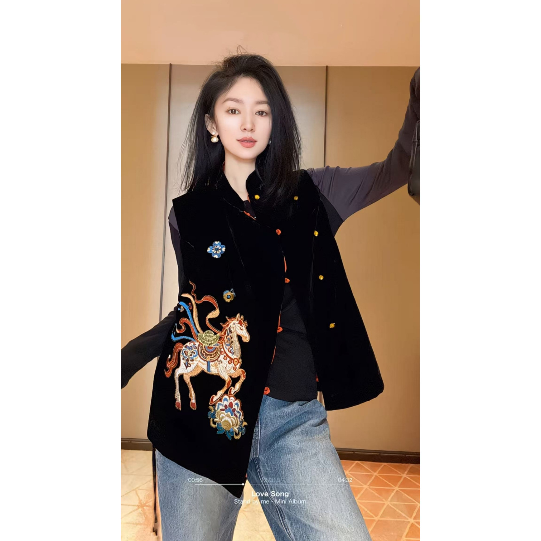 金丝绒刺绣马甲女冬季新款宽松百搭斜扣坎肩高端减龄显瘦马夹女潮