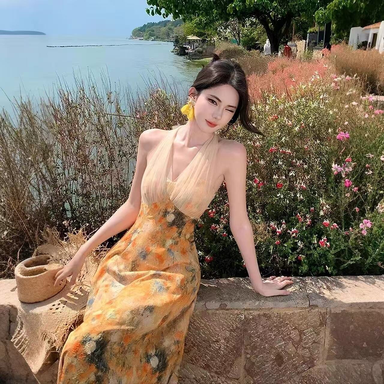 莫奈花园黄色挂脖连衣裙油画礼服高级多巴胺海岛明媚沙滩海边度假
