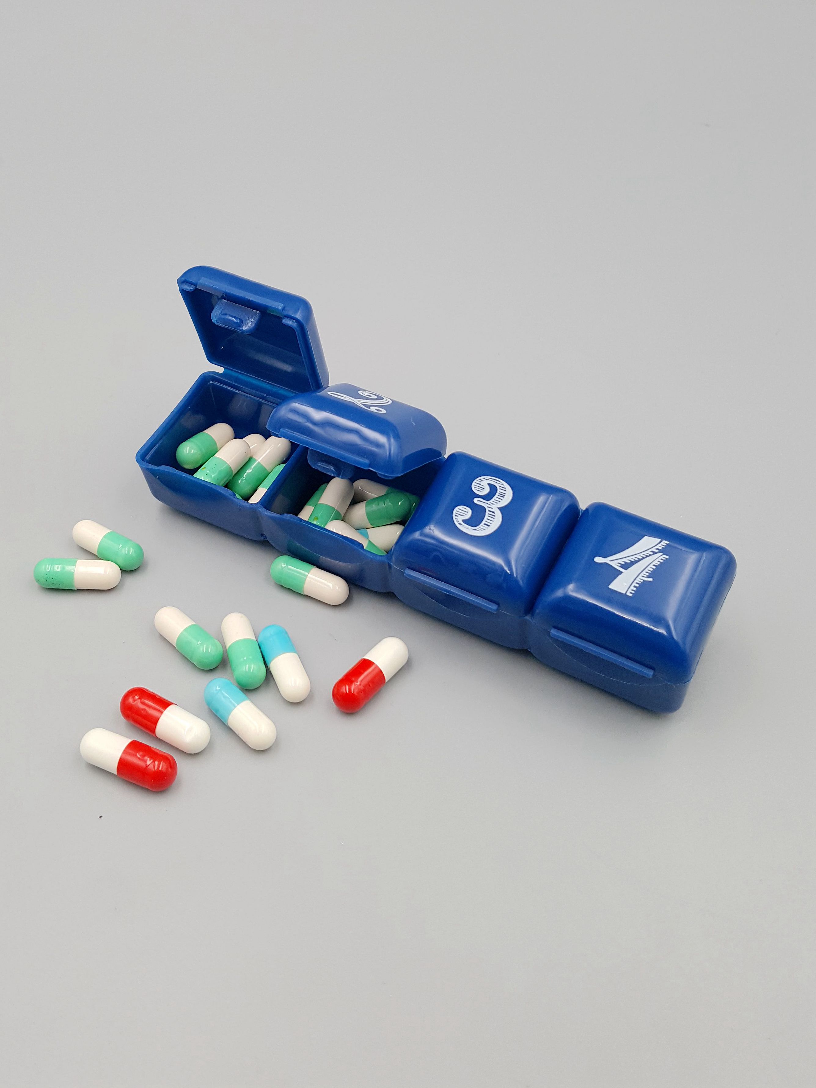 日式便携4格大容量方糖薬盒 迷你随身药丸分装小药盒 药品收纳盒