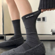 超miu 纯色标签秋冬袜子 侧标miu感满满 袜子也要有点风格 时尚