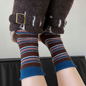 这配色怎么miu里miu气 暗色条纹和秋天简直绝配 袜子女中筒堆堆