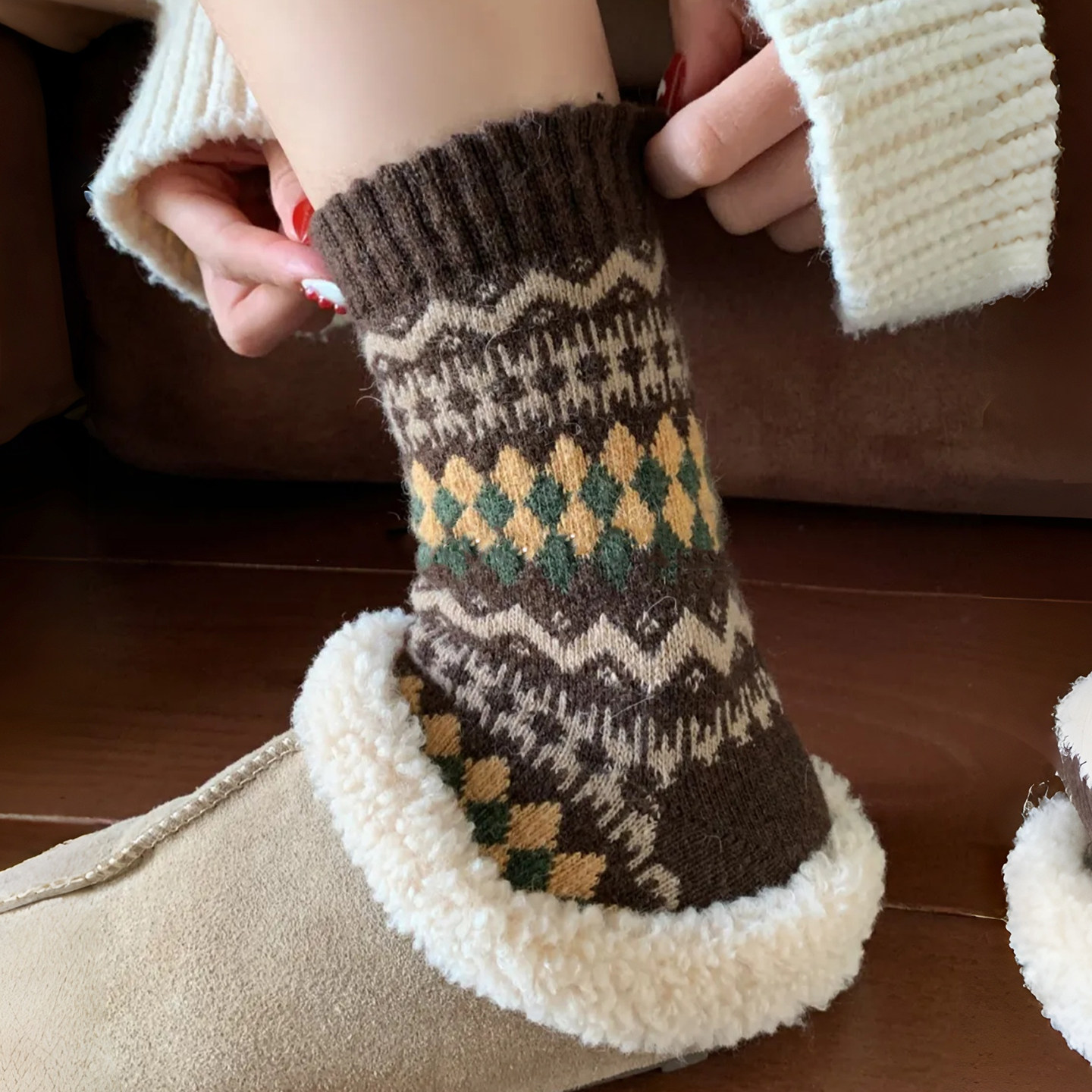 费尔岛新袜子~浓郁咖啡+复古菱格设计真的太适合秋冬了~袜子女暖