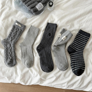 冬天就浅浅的miu一下吧~果然灰色才是冬天的bi备~秋冬袜子女厚款
