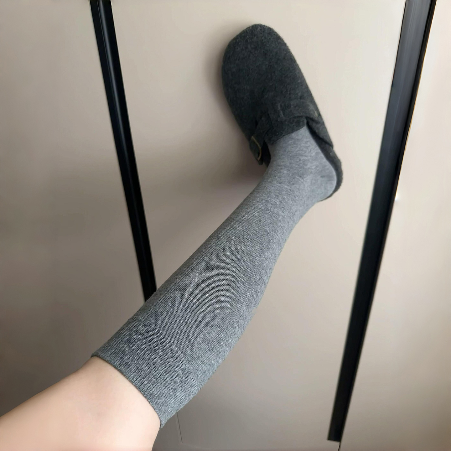 秋天没它真的不行！灰色miu系小腿袜可太好看了！袜子女高筒日系