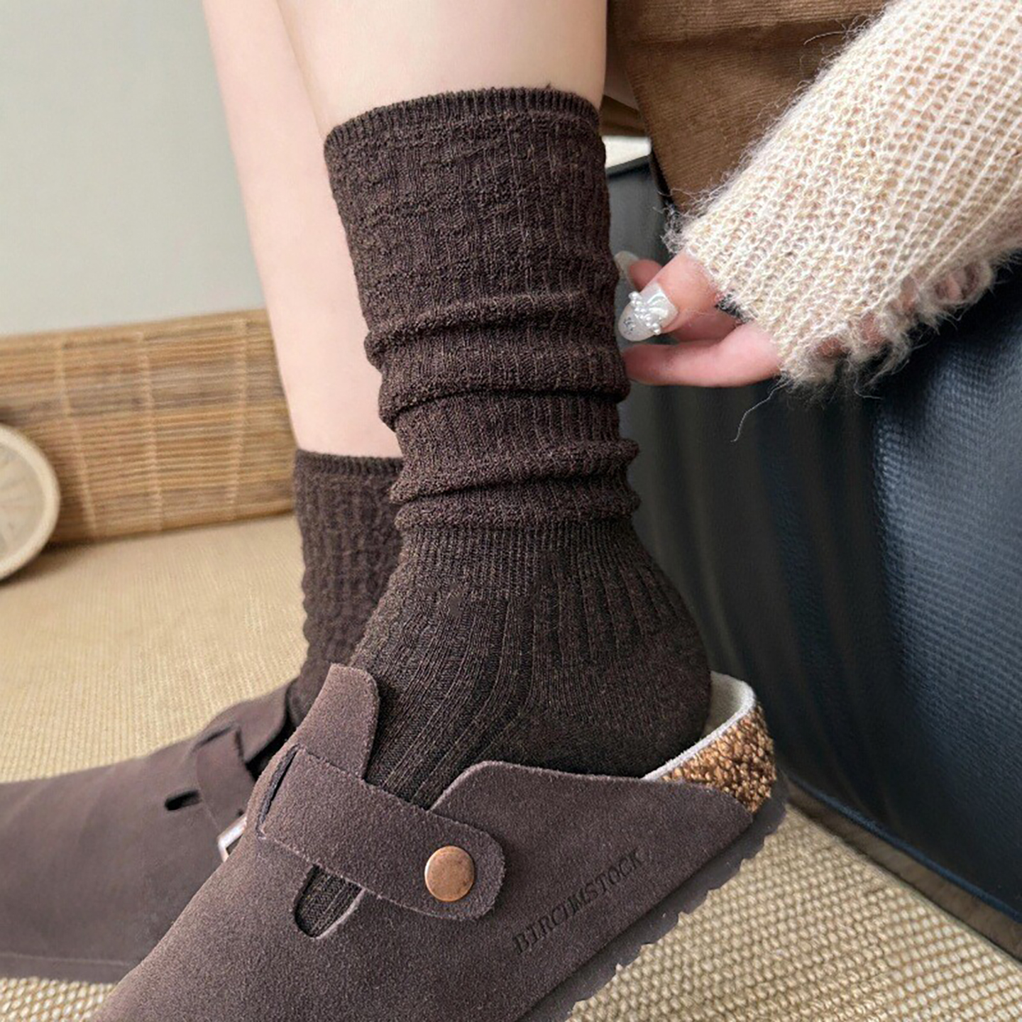 秋冬和深咖色简直太搭了吧！肌理感花纹也chao绝~袜子女堆堆日系
