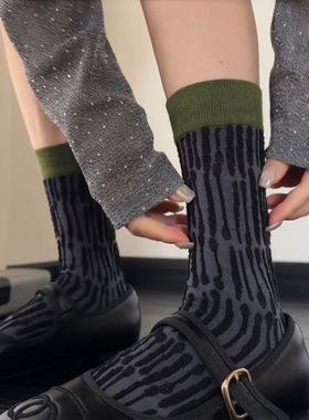 秋冬不就应该穿深色系么~简简单单的好看！袜子女中筒堆堆袜高级