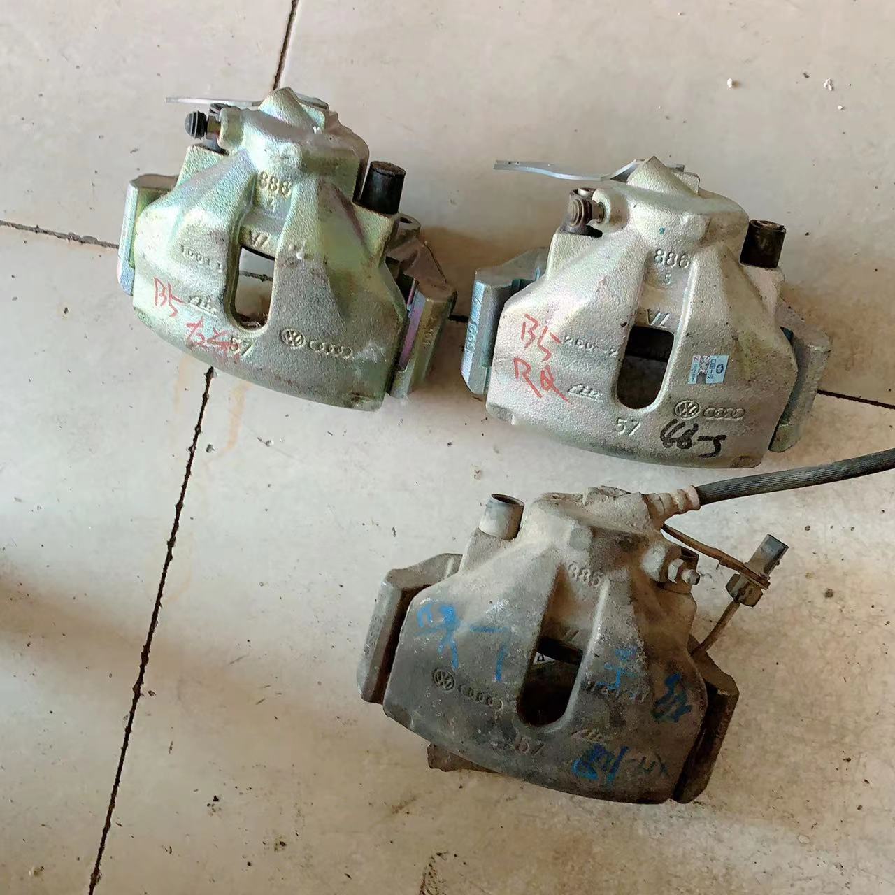 适用于奥迪A6C5帕萨特B5领驭前分泵后分泵刹车制动分泵带支架