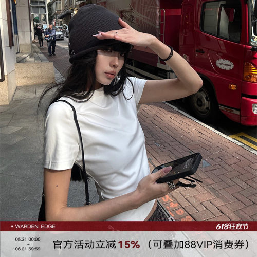 白色正肩短款T恤修身显瘦百搭
