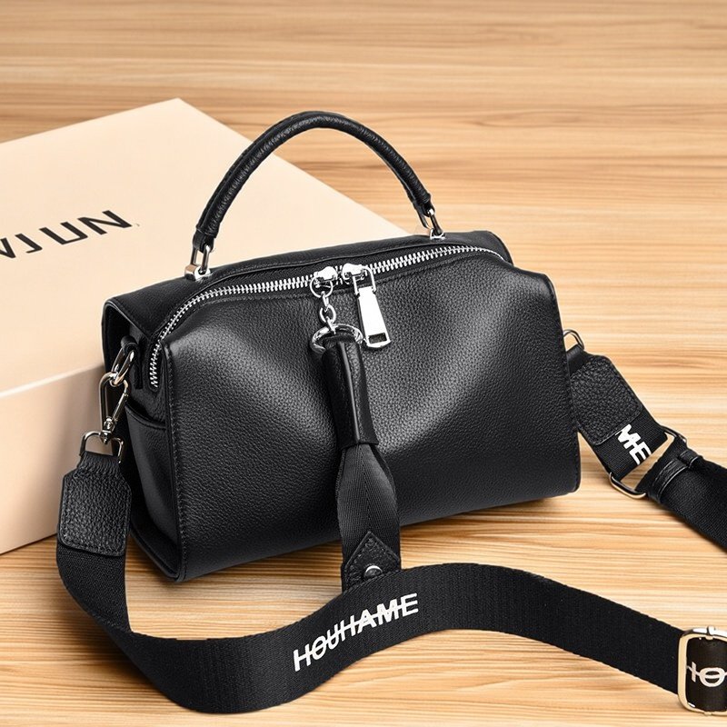 2026新款时尚百搭单肩手提包女士黑色真皮枕头包宽肩带通勤斜跨包,箱包皮具/热销女包/男包,波士顿包,淘宝优惠券,粉丝福利购,淘宝优惠卷