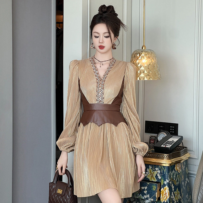 2025秋冬装新款女装法式V领设计感PU皮拼接收腰丝绒连衣裙21460