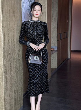 2025秋装新款女法式重工钉珠收腰显瘦长款丝绒连衣裙打底裙45045