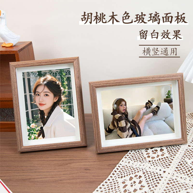 Print photos and add photo frames for display. 7-inch and 8-inch wedding photos should be developed into photo frames. Wooden empty frames should be hung on the wall thumbnail 5