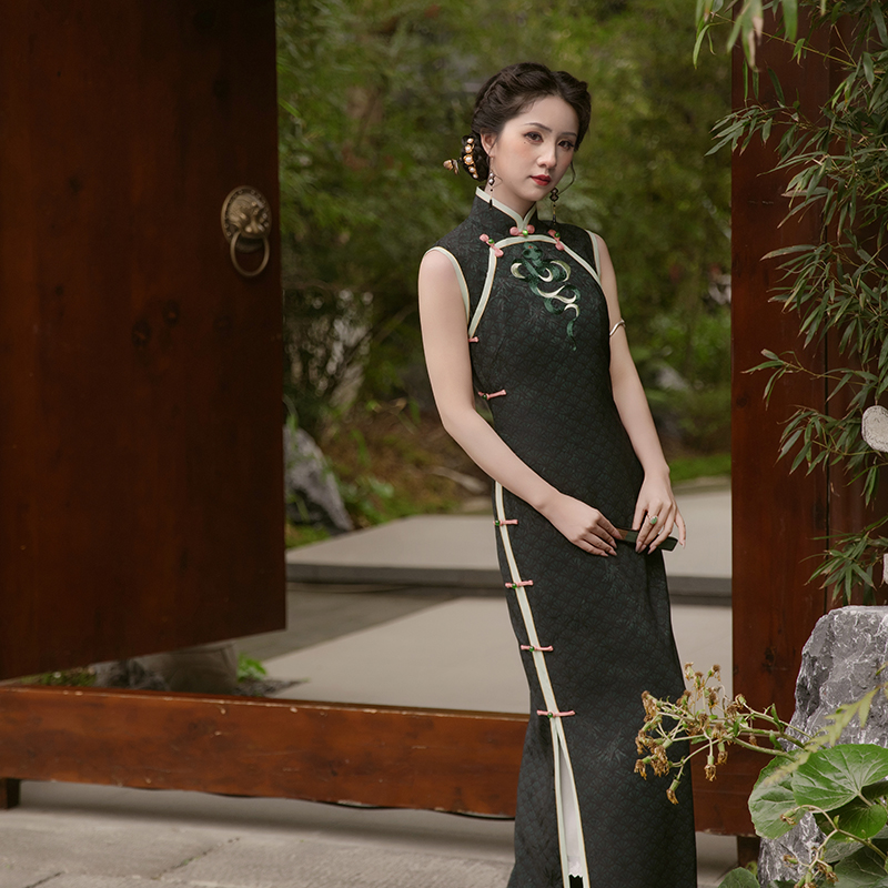 晴山设计蛇年如意刺绣双襟无袖旗袍2025新日常收腰连衣裙阴木蛇蛇