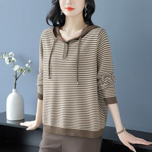 女士休闲连帽针织卫衣胖妈新款黑白条纹带帽上衣中年宽松大码毛衣