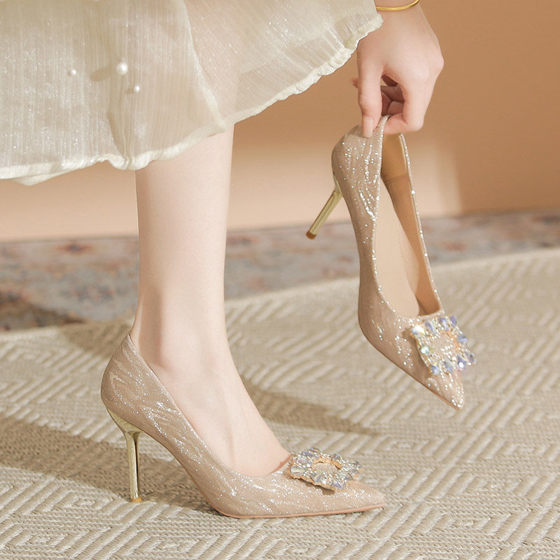 香槟色高跟鞋女2026年新款伴娘婚鞋性感水钻方扣尖头百搭细跟单鞋