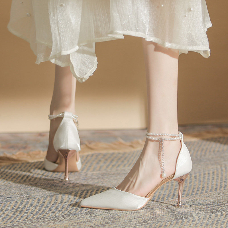 白色尖头高跟鞋女2026新款红色婚鞋细跟一字扣带珍珠单鞋包头凉鞋