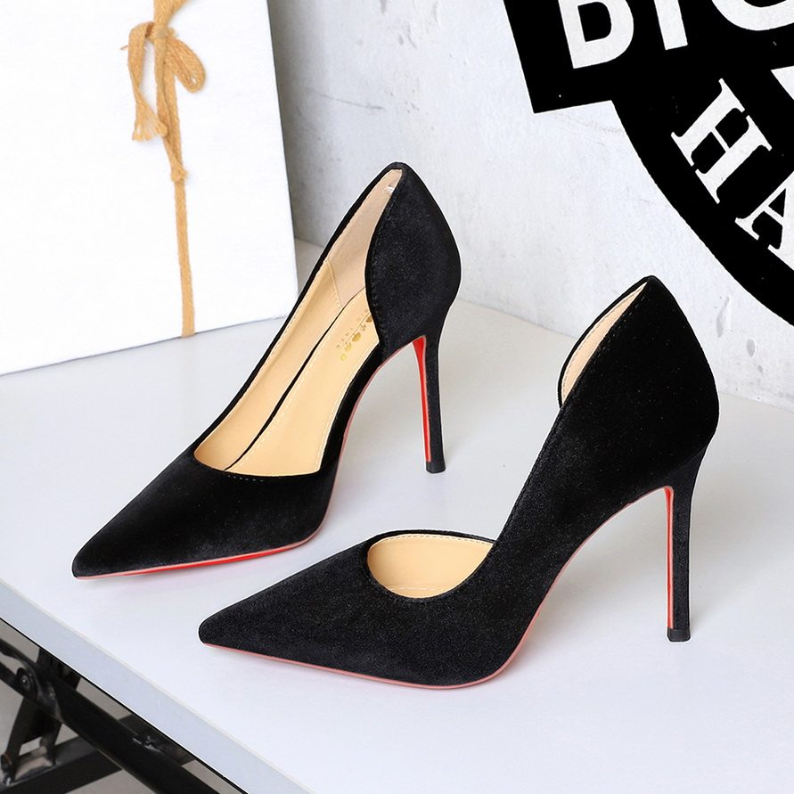 红底高跟鞋女2026年新款黑色绒面尖头单鞋性感细跟侧空职业工作鞋