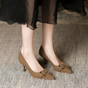 棕色高跟鞋女2026新款性感细跟尖头法式金属扣单鞋百搭职业工作鞋