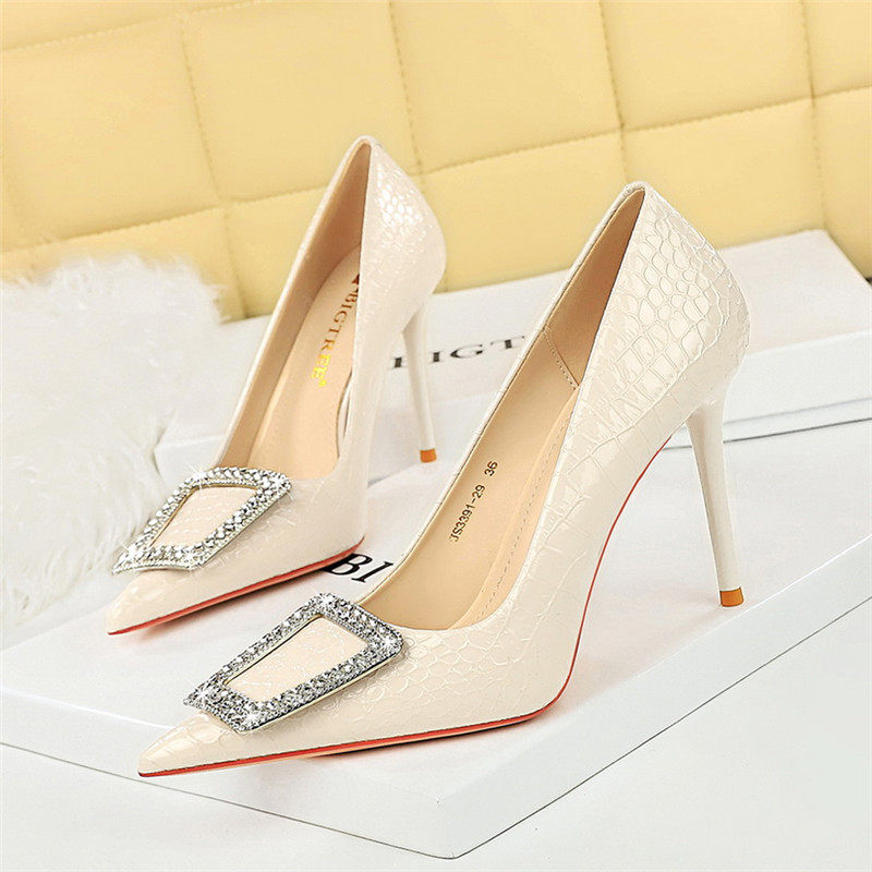 白色高跟鞋女2026年新款性感细跟尖头气质职业鞋百搭水钻方扣单鞋