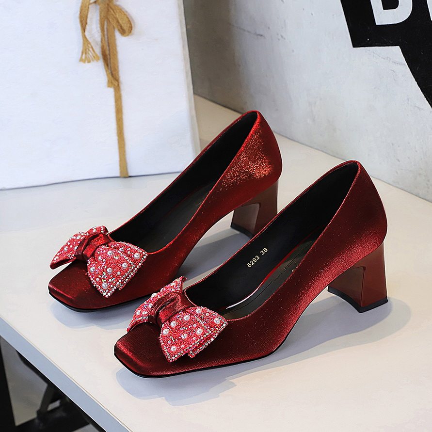 法式粗跟绸缎玛丽珍鞋女水钻蝴蝶结新娘婚鞋不累脚酒红色高跟单鞋