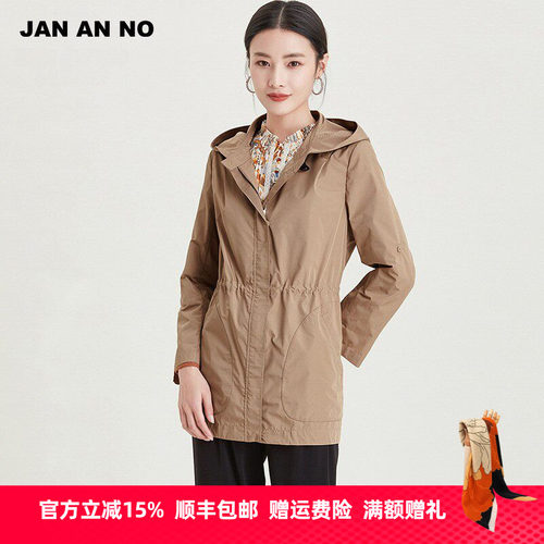 连帽设计，两侧口袋，时尚简约
