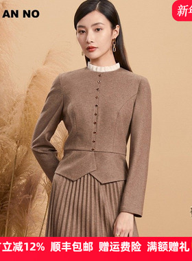 简爱诺秋冬新品卡其色气质拉夫领羊毛上衣女百褶裙套装J2160083SY