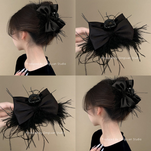 美在心巴~超仙黑色羽毛抓夹女2025新款高级感鲨鱼夹鸵鸟毛盘发器