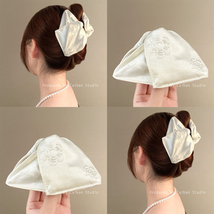 晨露玫瑰~法式浮雕印花三角抓夹女高级感优雅气质缎面鲨鱼夹盘发