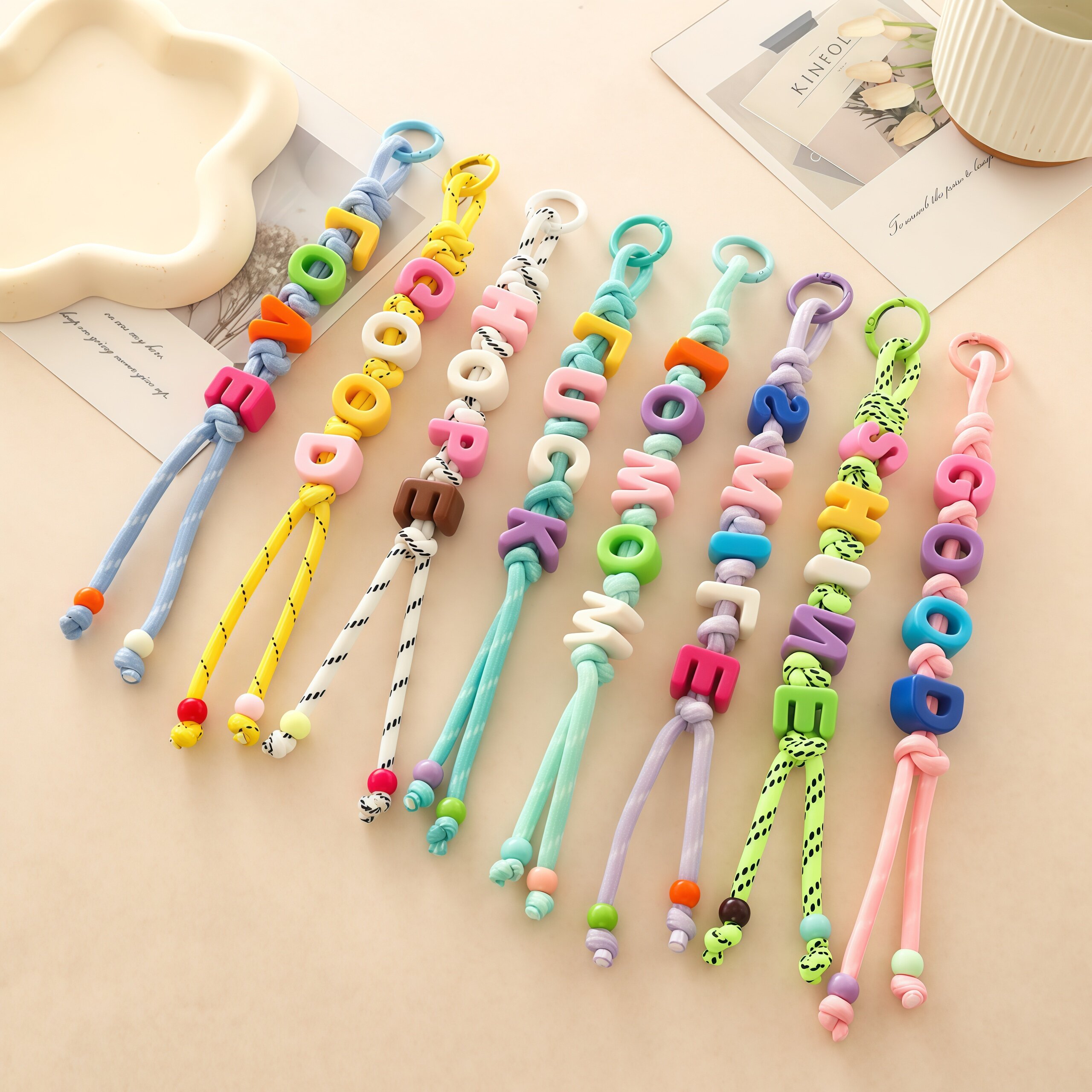 糖果色miu系亚克力明星应援字母串珠编织绳包挂彩色钥匙扣可定制