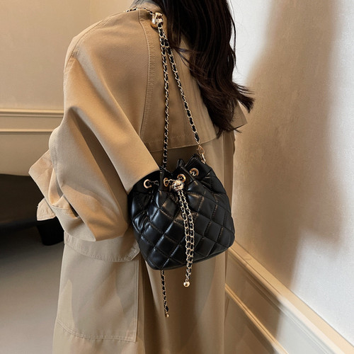 2025软的包包小众原创香风庄园水桶包包女2025新款菱格链条水桶包