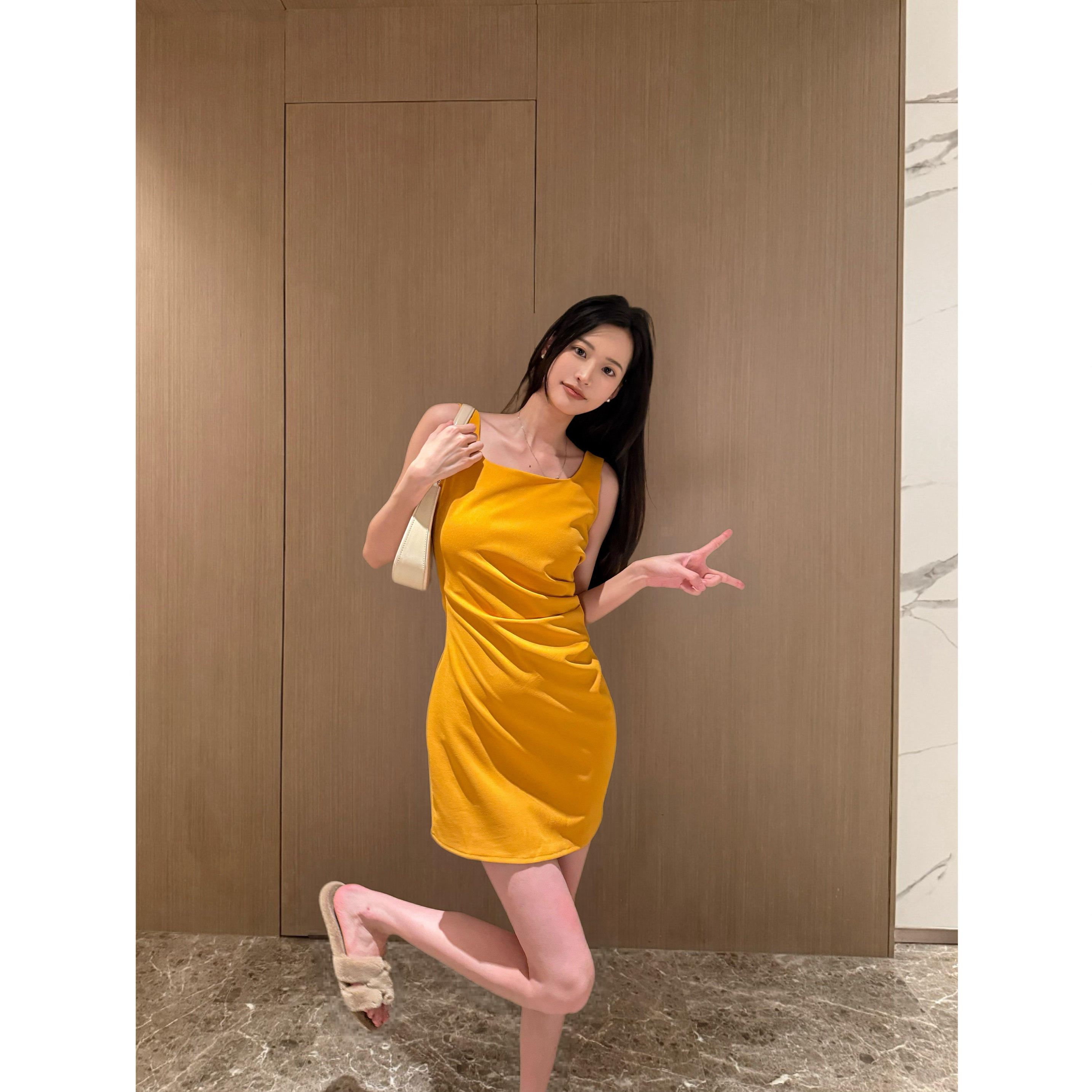 HOUHOU 肯豆方领褶皱收腰吊带连衣裙性感包臀裙女春夏季新款裙子