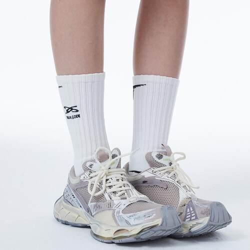 刺绣LOGO相框感棉中筒袜