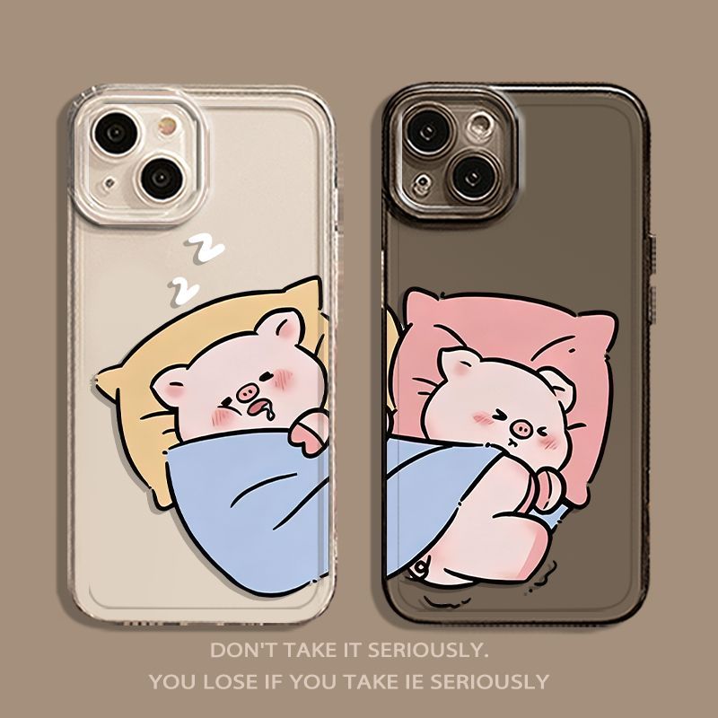 情侣猪猪睡觉扯被子适用于苹果15睡觉小猪iPhone14情侣手机壳mate60vivos19OPPOa3reno7