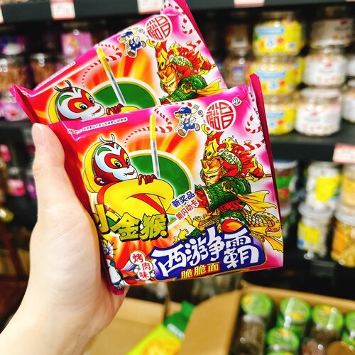 金丝猴干脆面捏碎小金猴干吃面