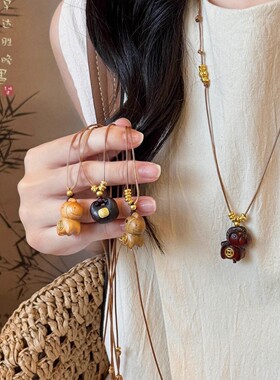 「马上有钱」木质元宝吊坠长款项