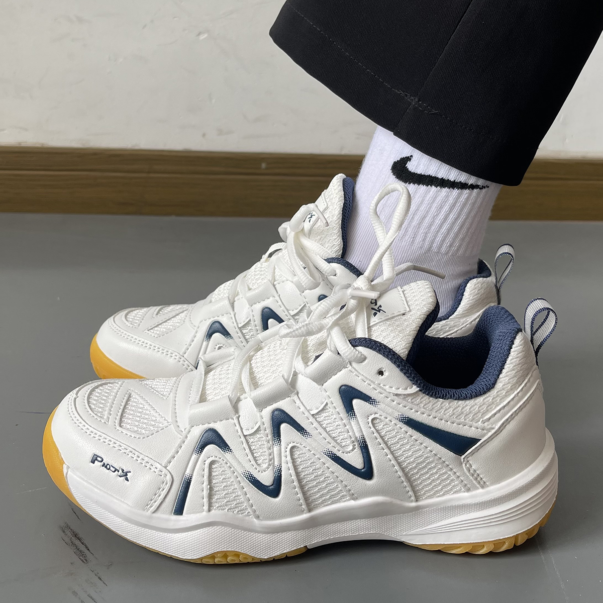 ins潮牌专业羽毛球鞋女休闲板鞋