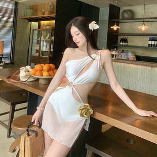 新款 泳衣女 网红白色链条性感镂空设计感花朵显瘦温泉度假连体裙式