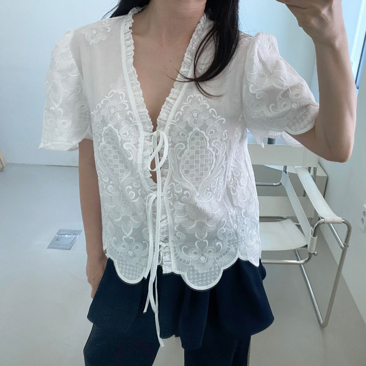 韩国V领蕾丝刺绣泡泡袖衬衫女