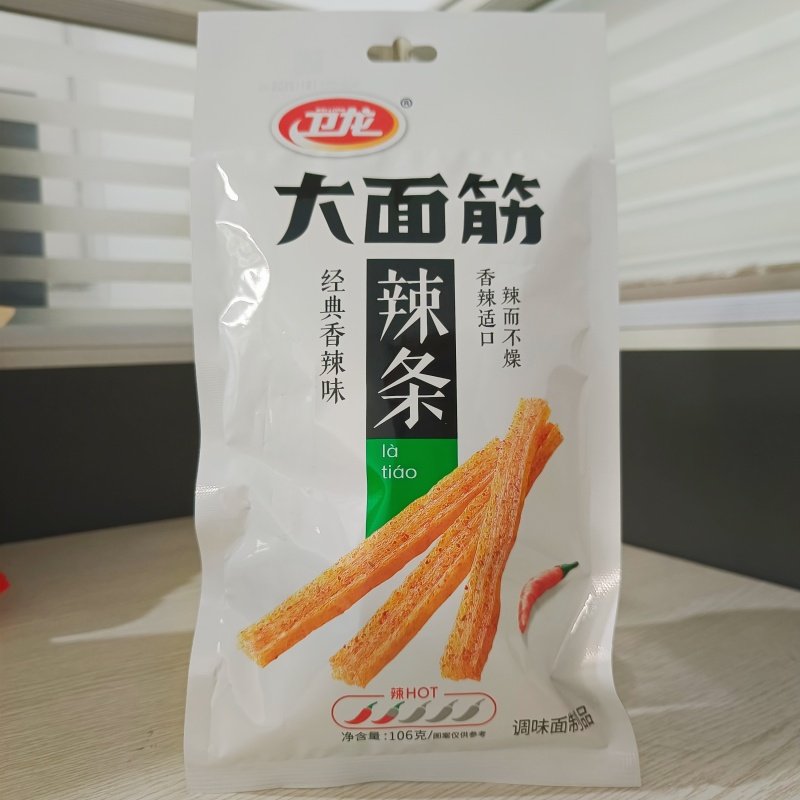 卫龙大面筋106克休闲解馋零食经典辣条香辣适中辣而不燥非油炸