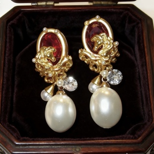 骏马赴嘉年 黄打屁原创设计新年红新款复古闪仙珍珠925银耳钉耳夹