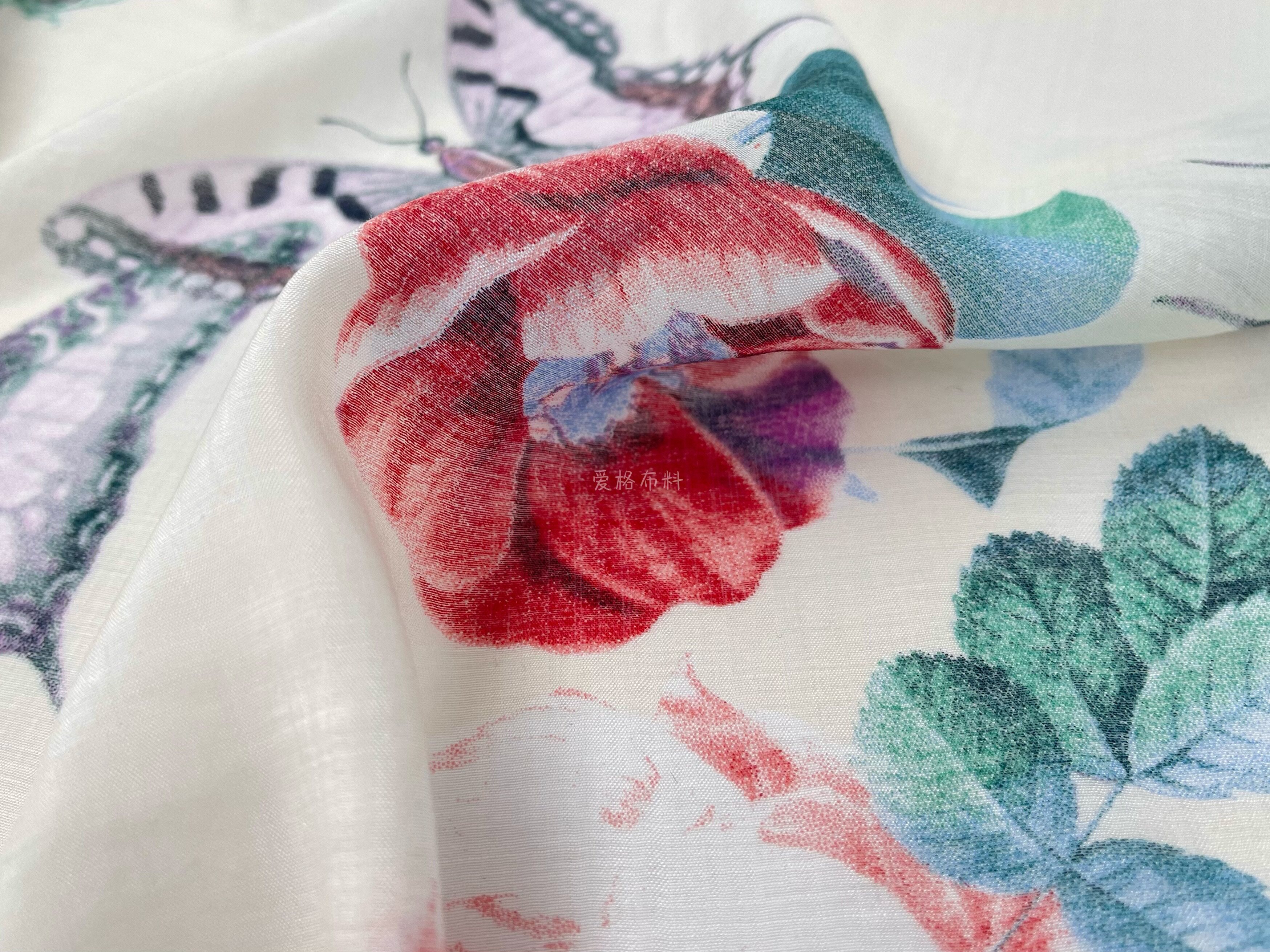 花香蝶舞 米黄色底复古国画印花天丝麻布料春夏古装汉服裙面料diy