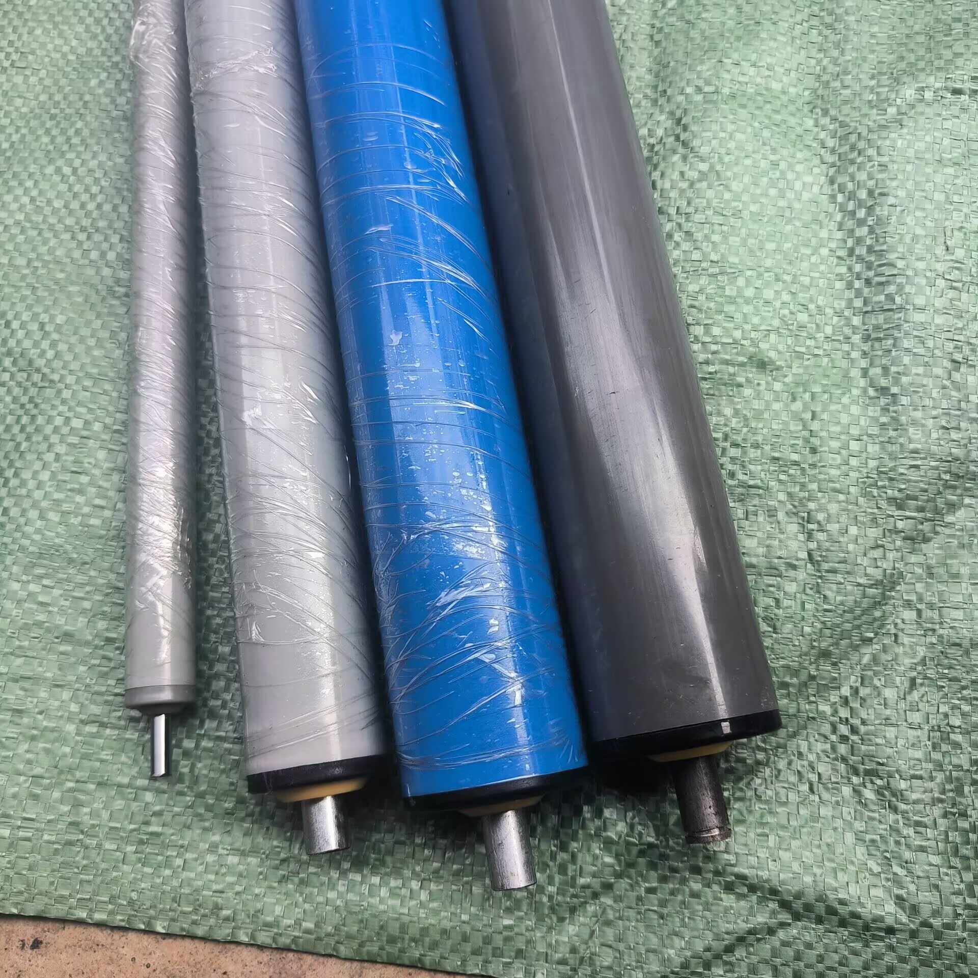 定做轻型PVC滚筒 无动力托辊塑料折叠梯滚轴镀锌防水防锈滚轮胶轴